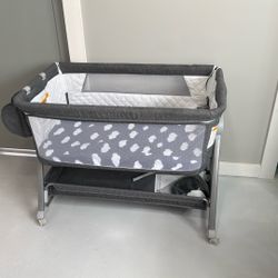 Baby Bassinet with Sheets