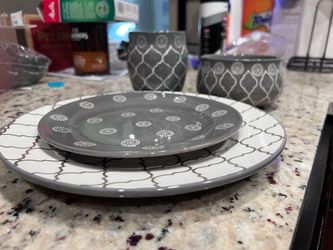 Service for 12 plates, bowls, mugs