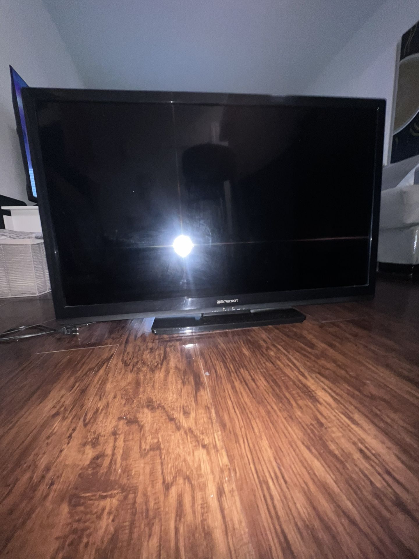 Emerson 39” LED TV AND CHROMECAST Adapter
