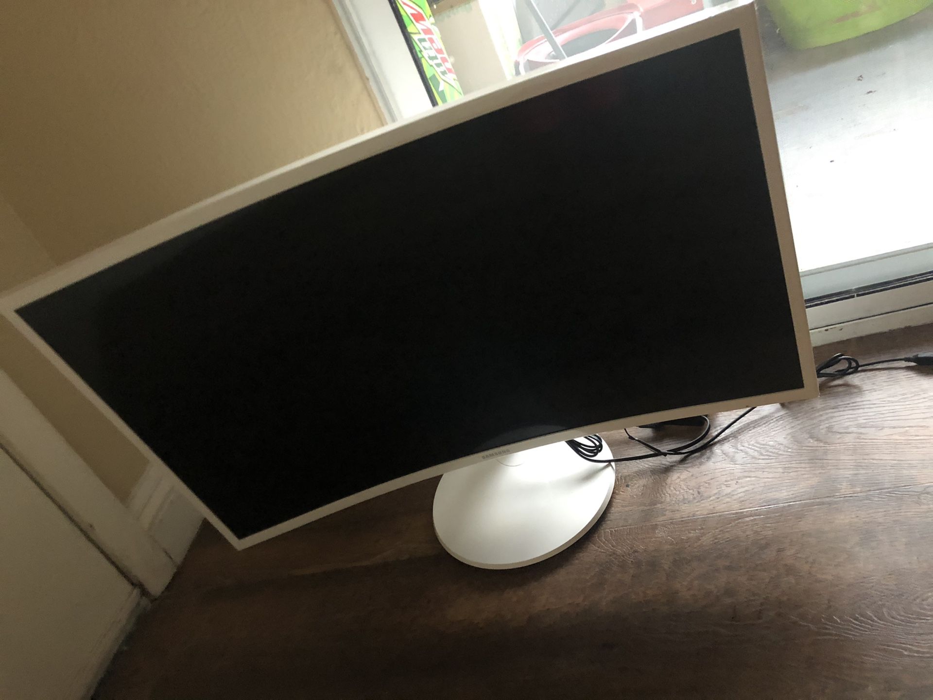 Super nice Samsung 32” Curved gaming monitor