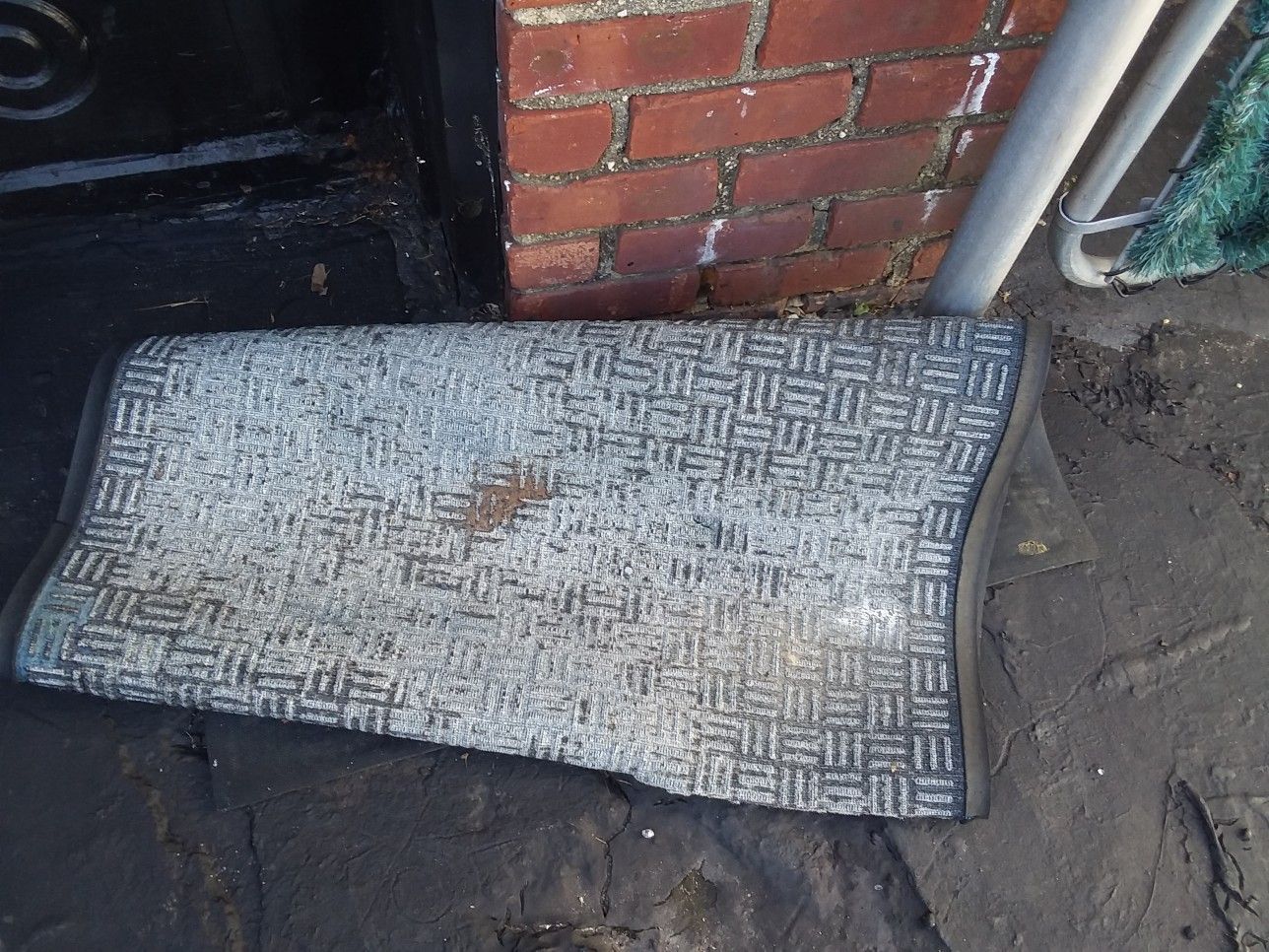 Outdoor anti-slip rubber mat