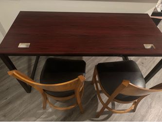 Table with chairs, can deliver
