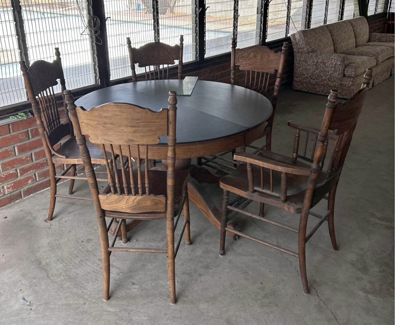 Vintage Expanding Dining Table And 5 Chairs