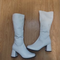 White Boots..Size 7 Women's..Knee High  Zipper Side 3 Inch Heel..Brand New!