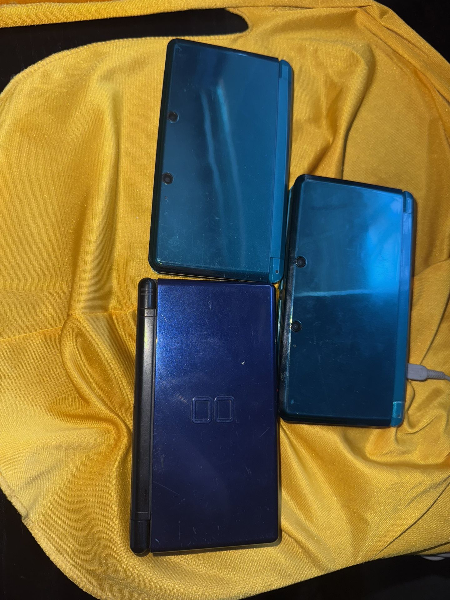 2 Nintendo 3ds and a nintendo ds lite
