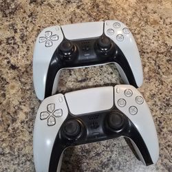Set Of 2 PlayStation5. Controlers In Good Condition. 