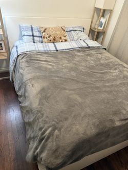 Queen Bed With Matters