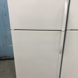 22 Cubic Foot Refrigerator With Ice Maker 