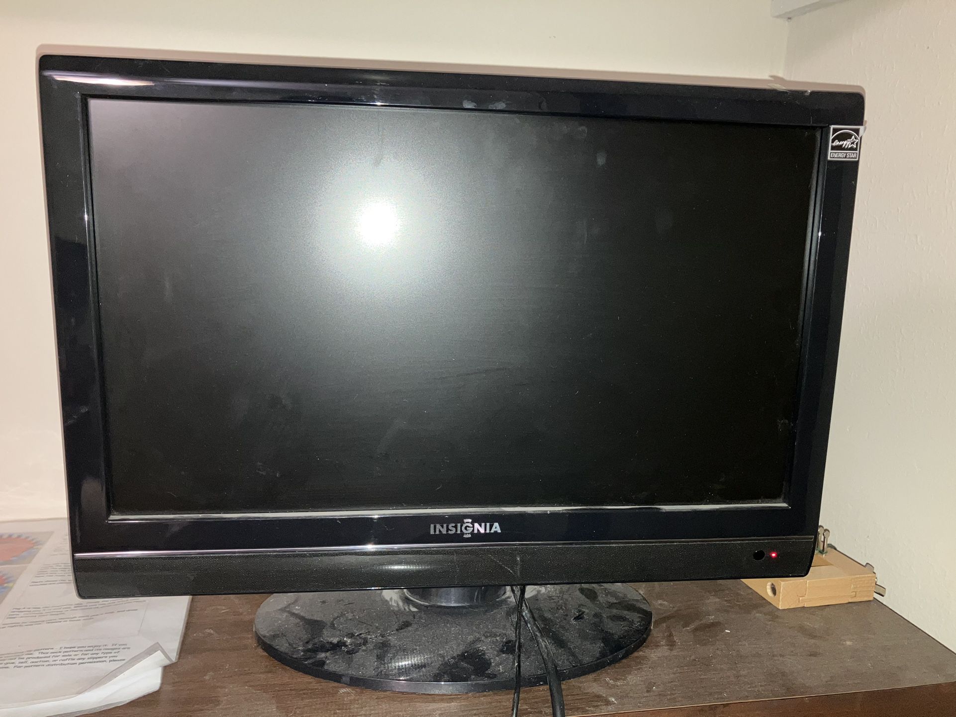 Tv Wit Built In DVD Player And 2 HDMI Inputs