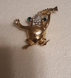 Frog trumpet player brooch