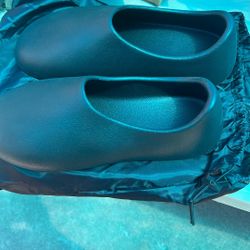 Size 10 Yeezy Shoes Asking 25 Obo