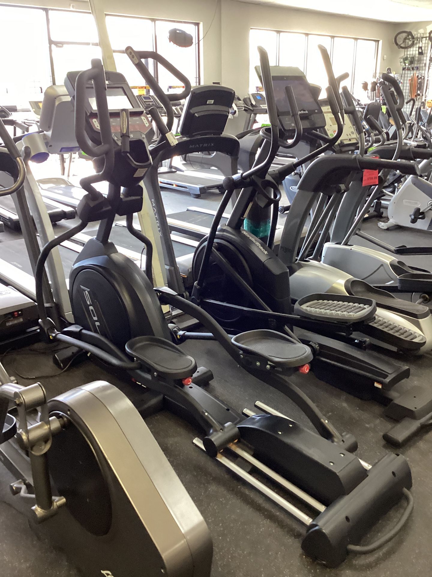 Sole E95 Elliptical Cross Trainer With ONLY 8 TOTAL HOURS OF USE Warranty Included