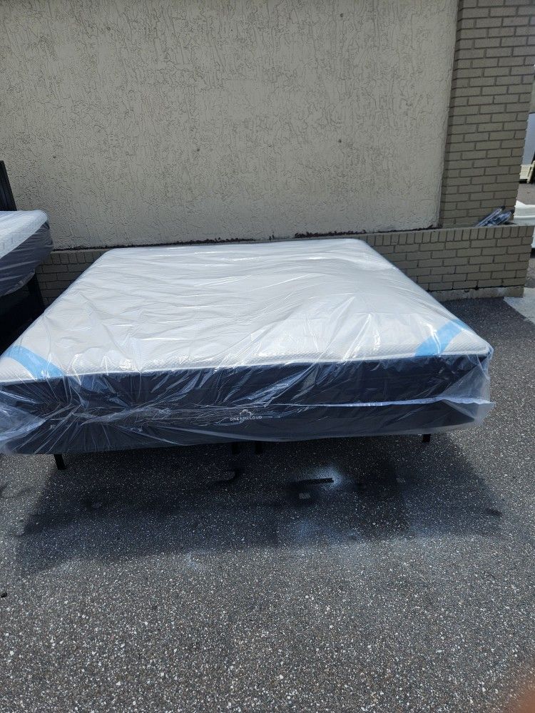 Brand New King Size Plush Pillow Top DreamCloud Premier Hybrid Mattress And Box Spring In Plastic
