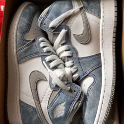 Jordan 1 Hyper Royal 