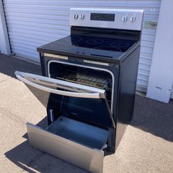 Whirlpool stainless steel electric stove working very well, clean and nice, one month warranty, delivery available, the drawer under the stove has som