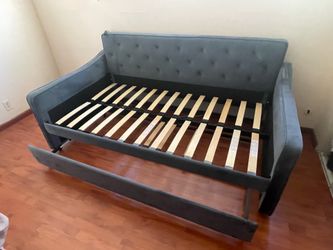 Day bed wt trundle bed