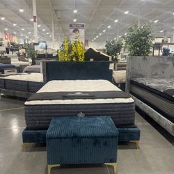 Queen bed frame / Includes: Headboard, footboard, side rails and ottoman. 