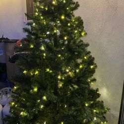 Un pino navideño con luces, incluido