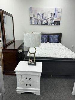 Traditional Design, Sleigh style Queen Bedroom set in various finish