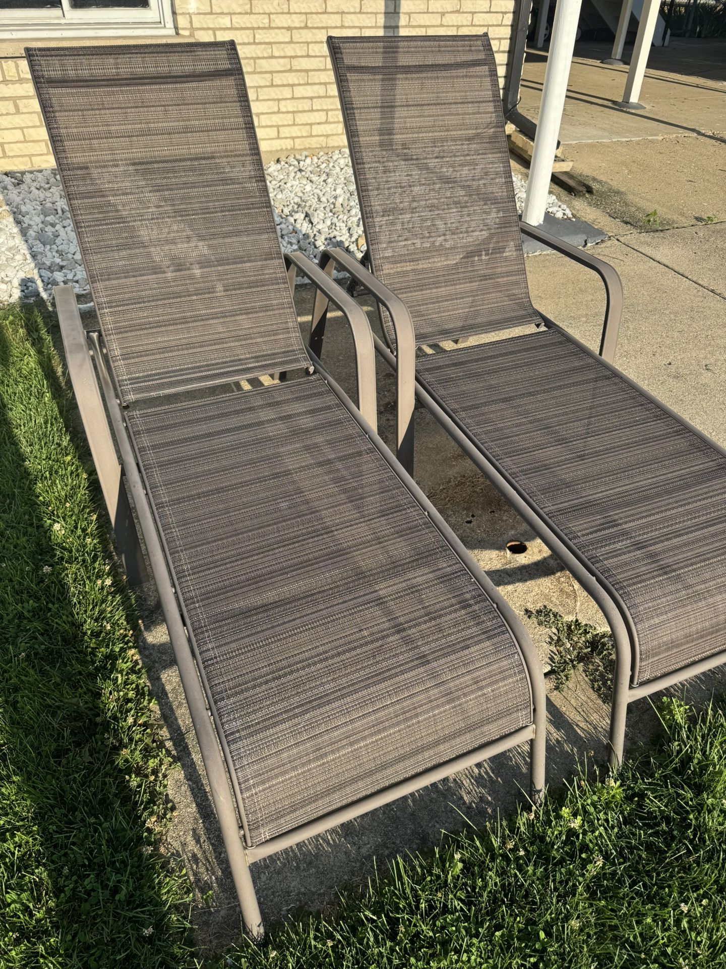 Outdoor Chaise Lounge Chairs (2)