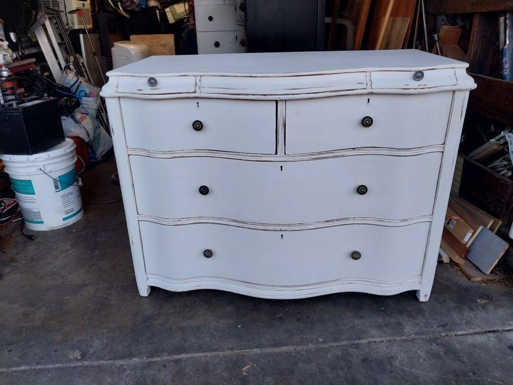 VINTAGE SHABBY CHIC DRESSER 