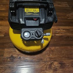Almost New Dewalt  Air Compressor  Whit The 2 Hoses 