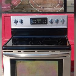 Frigidaire Electric Stove for Sale 
(Works Great)
Comes w/Warranty 
Delivery Available