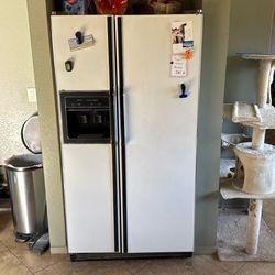 Refrigerator 27 ft.³ with icemaker watering door works perfect