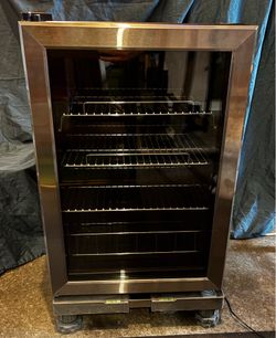 Newair Mini Fridge ab 850 with Leveling Stand !