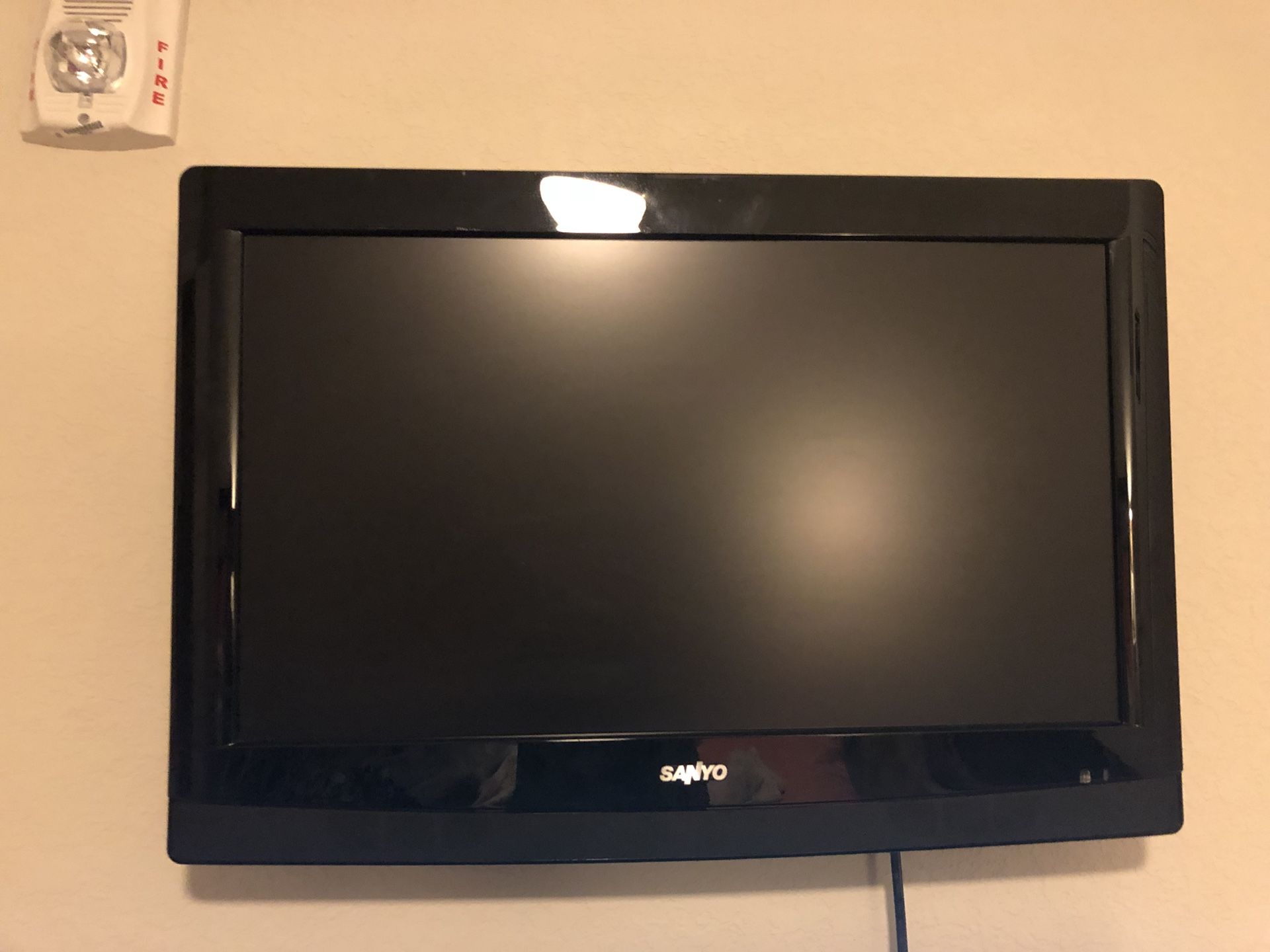 27 inch Sanyo flat screen tv with built in DVD player. Comes with remote and wall mount. Good condition no scratches
