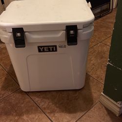Yeti cooler With 2 Yeti Cups 