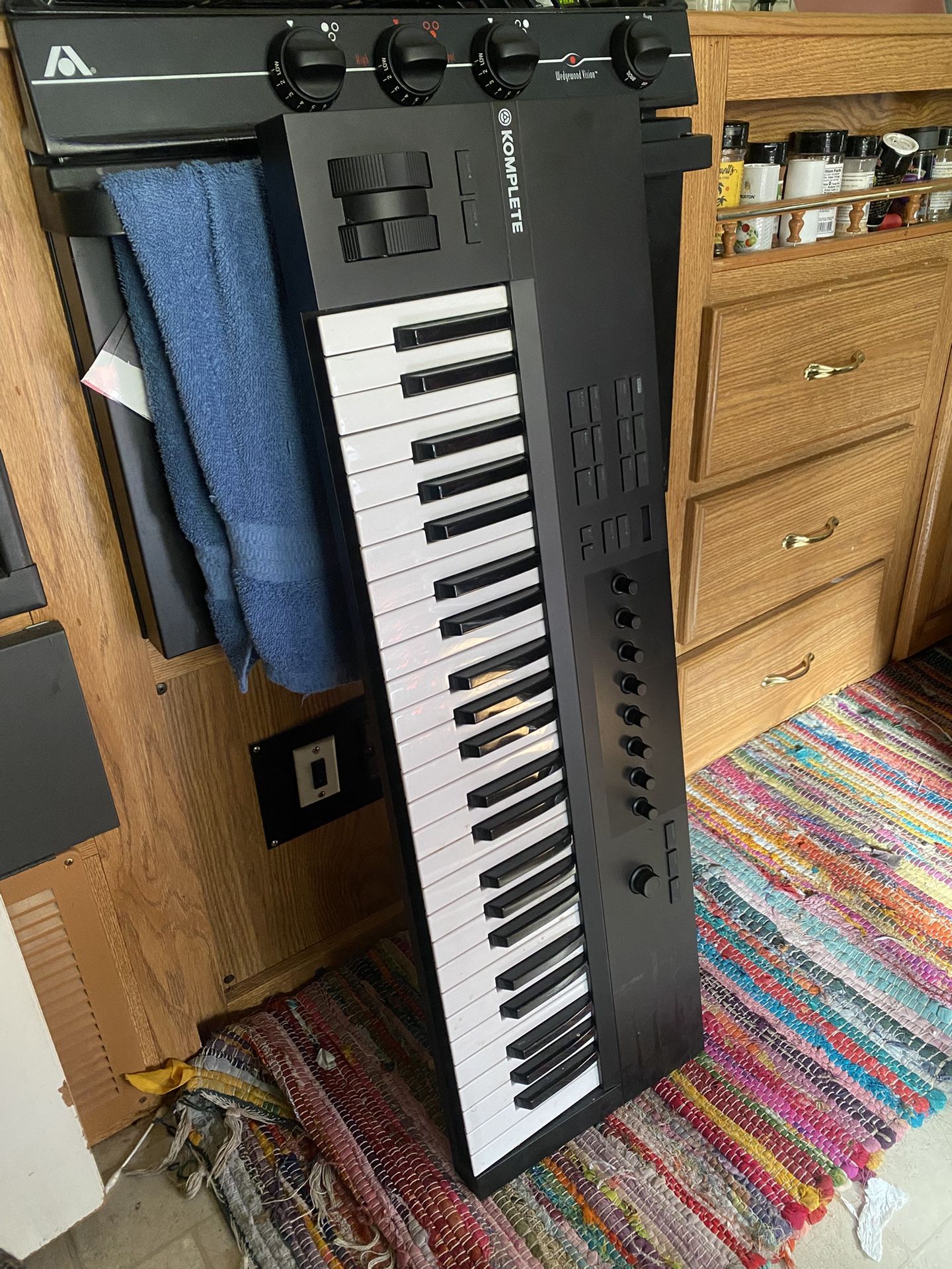 Native Instruments Komplete Kontrol A49 MIDI Controller