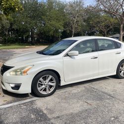 2013 White Nissan Altima - CLEAN TITLE