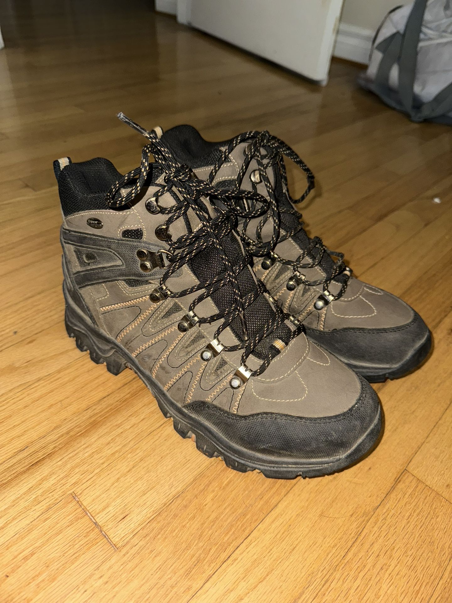 hiking boots 