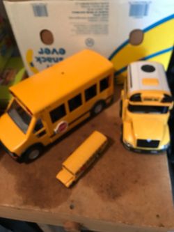 Kids play school bus toys, (READ DESCRIPTION)
