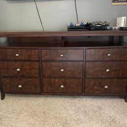 Dresser And 2 Matching Night Stands