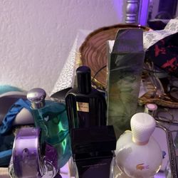 7 Perfumes And A Tray