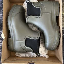 UGG BOOT SIZE 7 Still New In Box