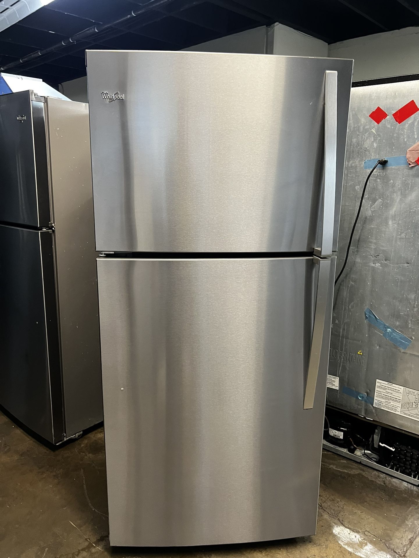 WHIRLPOOL APARTMENT SIZE TOP FREEZER REFRIGERATOR STAINLESS STEEL