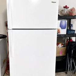 Whirlpool Top-Freezer Refrigerator – Clean & Works Great