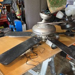 4 Hampton. Bay Ceilings Fan with The Remote 