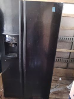 Refrigerator side by side