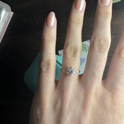 Engagement Ring - 18k Gold, Twisted Band, 7 Stones 
