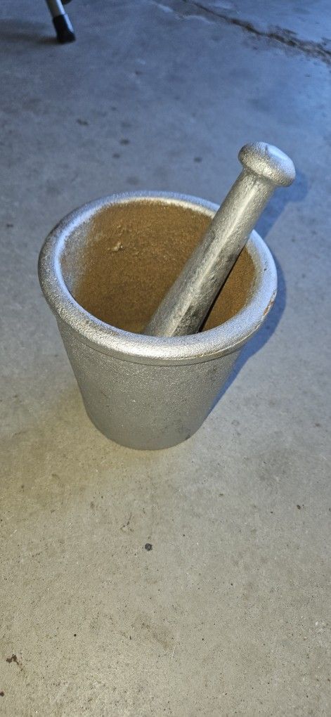 New Cast Iron Mortar and Pestle Rock-Ore Crusher Mortar Large