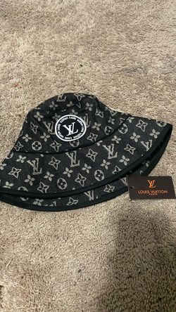 Louie v hat