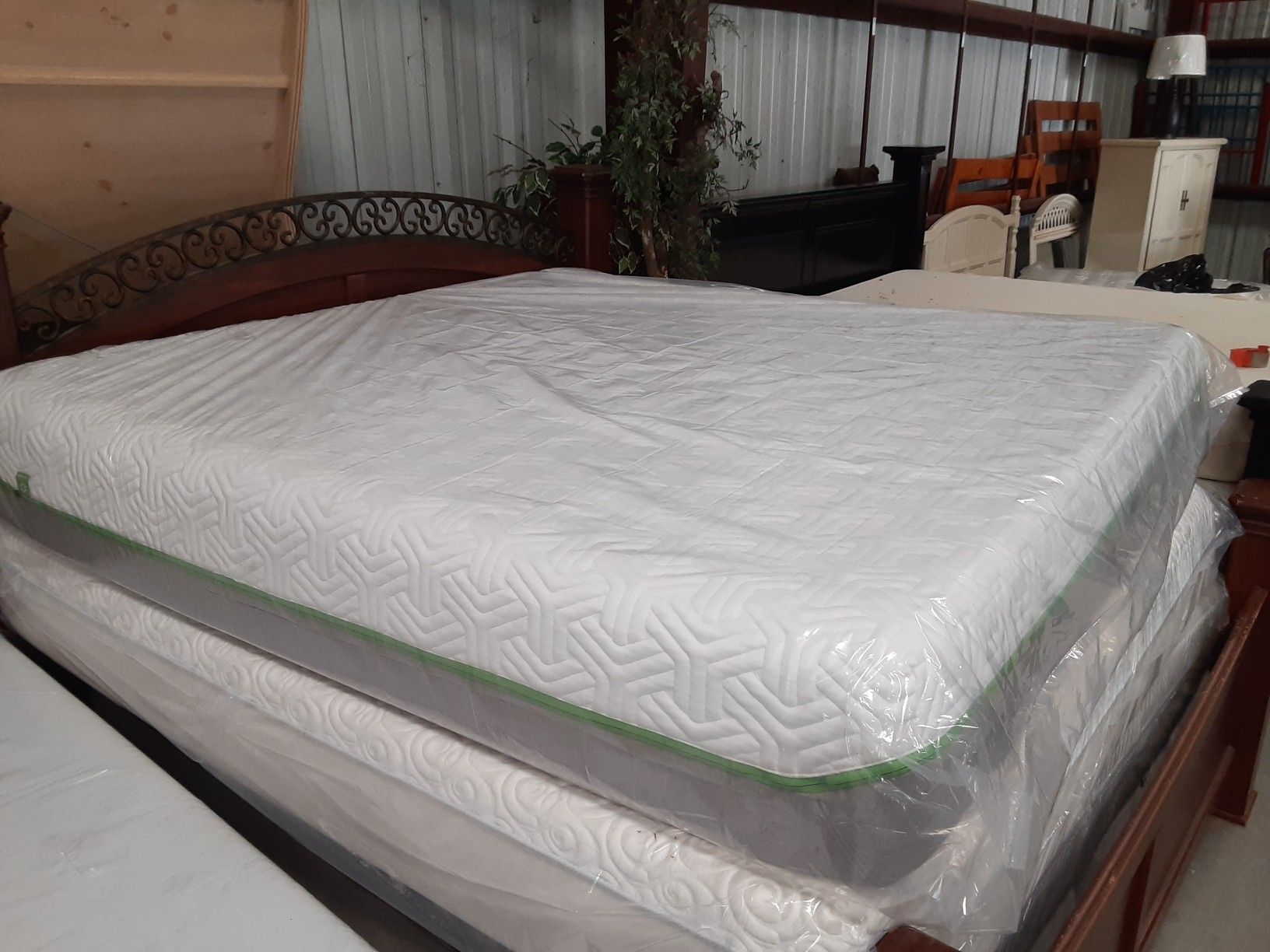 King size tempurpedic tempur flex hybrid supreme mattress for Sale in