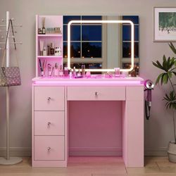 New on 📦 BOX CollaredEagle Pink Makeup Vanity with RGB Glass Top, Charging Station.
RGB Color Changing LED Lights/3-Tier Divided Shelves/4 Spacious S