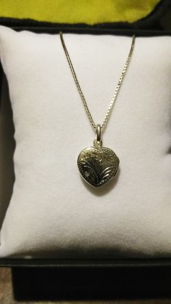 Real silver necklace made in Italy and heart-shaped locket charm pendant very nice item would make an excellent gift for special loved one