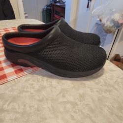 Merrell Performance  Womens Black
Slip On Mesh Shoe
Size 7.5