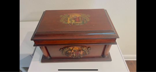 Romeo y Julieta Wooden Cigar Box
